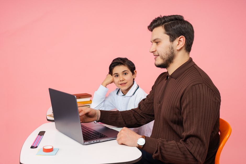 Dozentin oder Dozent bei der Erklärung von Programmierkonzepten