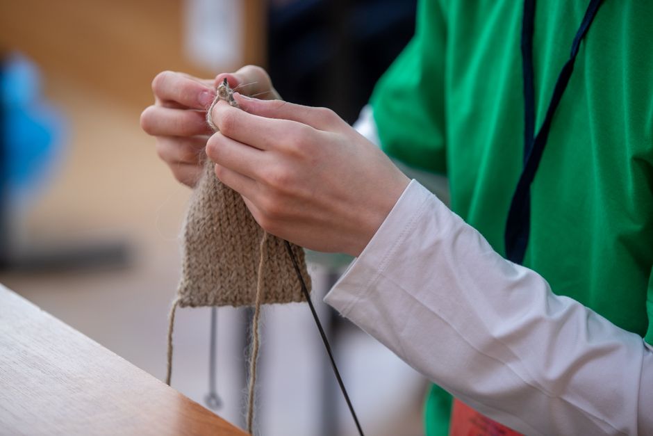 Teilnehmende arbeiten gemeinsam an Aufgaben und Projekten